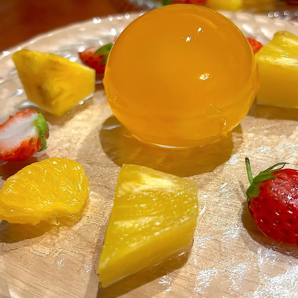 Snapdishの料理写真:まん丸オレンジ果肉入りゼリーを作ってみました🍊|mokoさん