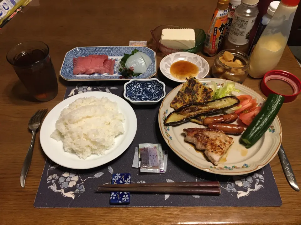 ご飯、大めばちまぐろの刺身、スルメイカお造り、ポークソテー、ウインナー炒め、なすソテー、チヂミ、マヨキュー、トマト、レタス、冷奴、沢庵、烏龍茶(夕飯)|enarinさん