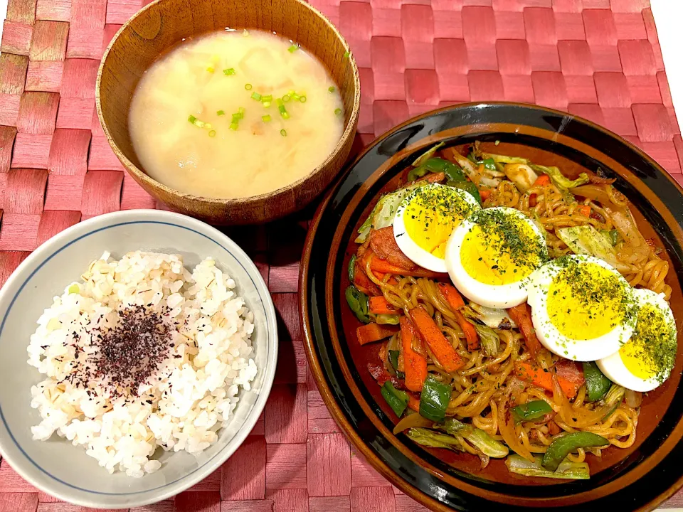 Snapdishの料理写真:中学生息子のお昼ご飯🍚 焼きそば定食🍚|Snow10さん