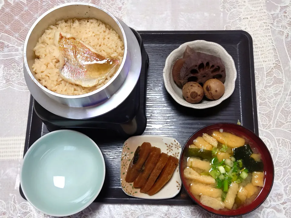 Snapdishの料理写真:今日の朝ごはん（かまど炊きの鯛めし、里芋等の煮物、白瓜の鉄砲漬、大根のみそ汁）|Mars＠釜飯作り研究中さん