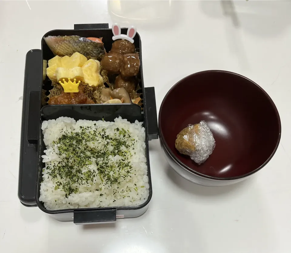 Snapdishの料理写真:お久しぶりのパパ弁♪☆鮭☆ハート形卵焼き☆鶏の唐揚げ甘酢あん☆ミートボール☆高野豆腐☆みそ玉|Saharaさん