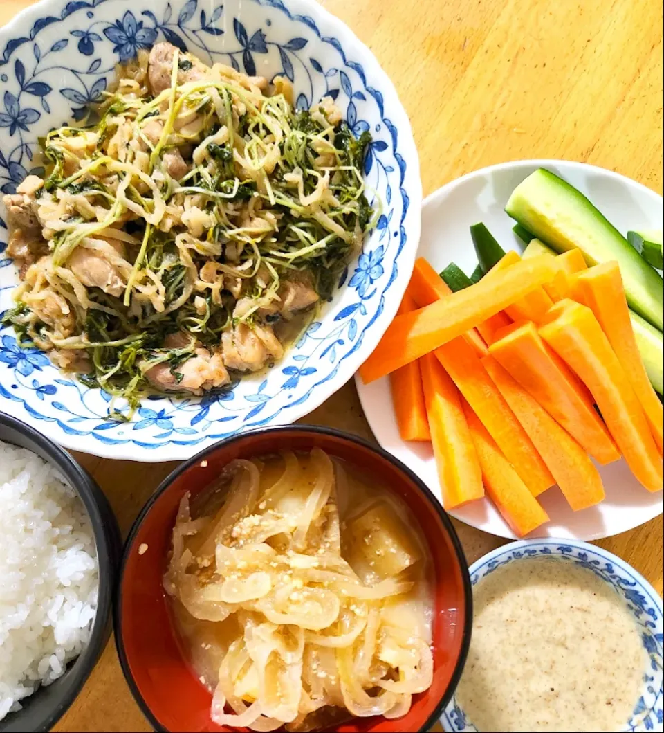 鶏肉と豆苗の塩にんにく炒め、野菜スティック、じゃがいもと玉ねぎの味噌汁|さきさん