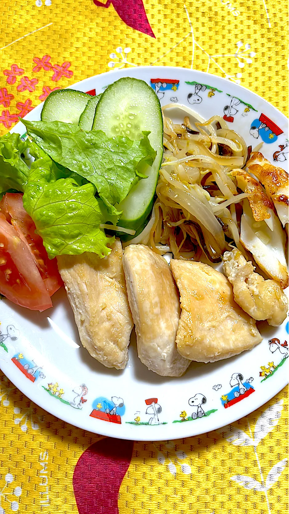 Snapdishの料理写真:鶏胸肉の玉ねぎ麹&醤油麹漬け焼き　もやしと玉ねぎの塩昆布炒め　🍅　🥒　🥬|4jinoanataさん