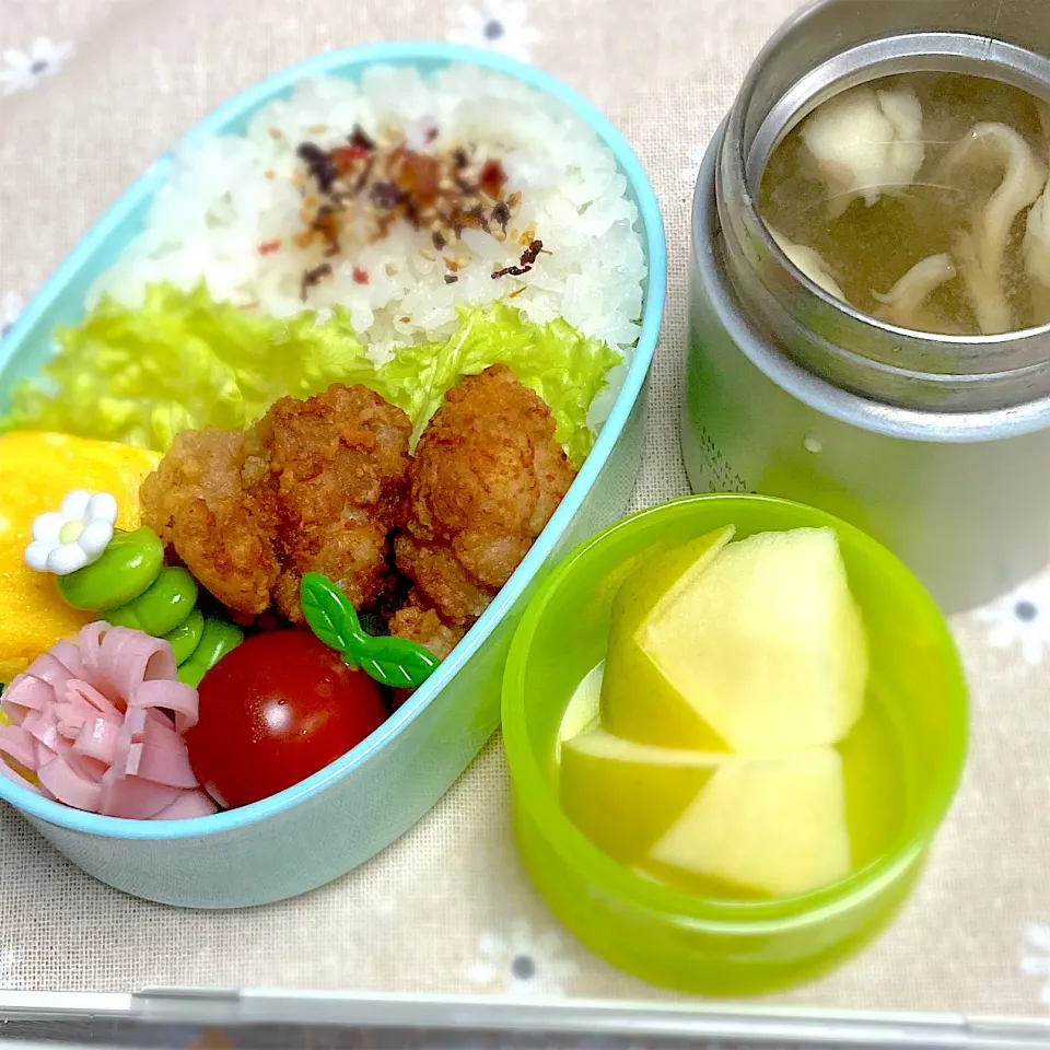 Snapdishの料理写真:2024.5.2  唐揚げ弁当  舞茸のお味噌汁　青りんご|ママさん