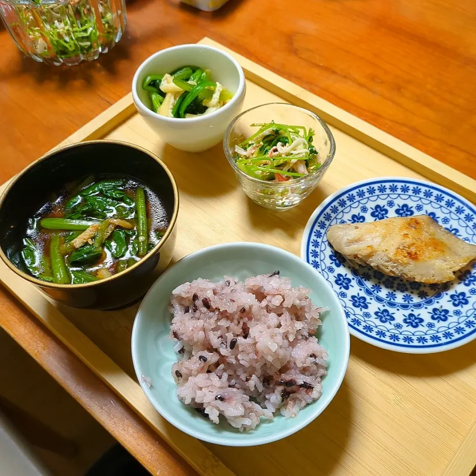 疲労回復＆代謝促進💫鰆の西京焼き定食

むくみや疲れが気になる方に☺
減塩・低脂肪のほっこり和定食です✨

素材の味を生かした薄味なので、糖尿や高血圧の方や代謝を高めたいダイエット中の方にも🎶

手の込んだお料理もいいけれど、日常的に食べる食事はこういう「ふつうのもん」が一番です☺


鰆の西京焼き
豆苗＆カニカマの塩麹ナムル
青菜の煮浸し
ほうれん草とお揚げさんの味噌汁
黒米|森のごはん屋さんさん