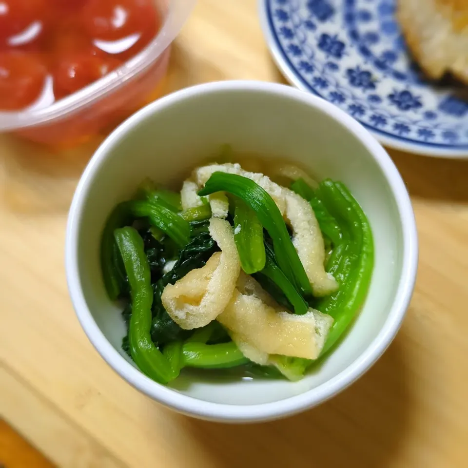 森のごはん屋さん流💫青菜の煮浸し

地味な見た目ですが「おひたしってこんなにおいしいの？」とおかわりが止まらないメニュー☺

自家製の鰹と昆布の合わせ出汁に薄口醤油と塩をほんのひとふりしただけです✨

野菜嫌いのお子様も食べてくれるので是非トライしてみてください🎶

煮汁までいただけます💫|森のごはん屋さんさん