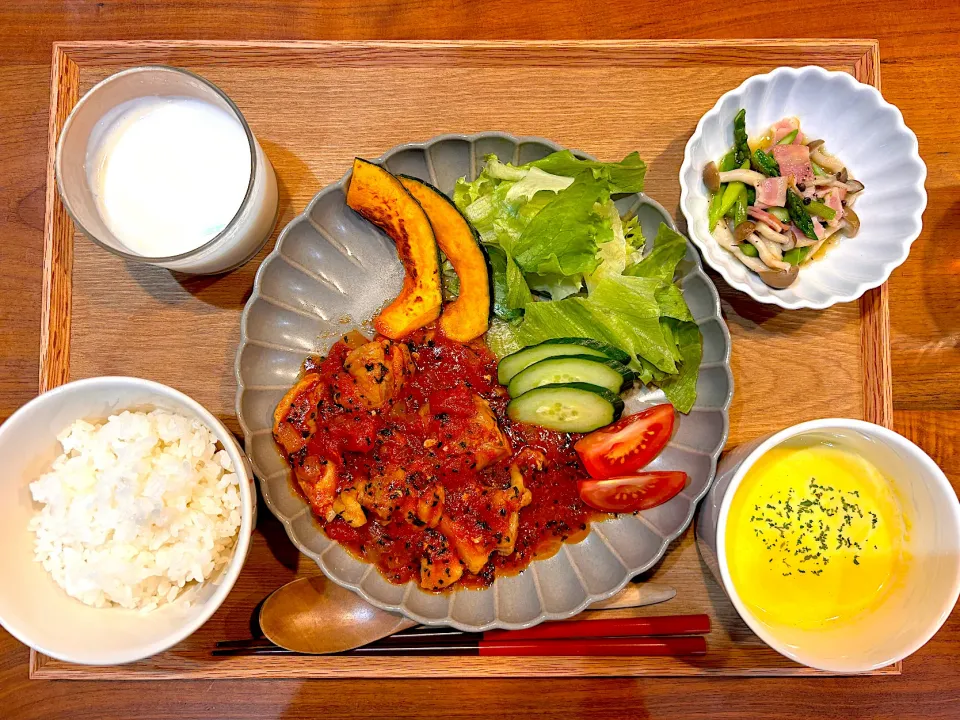 今日の夜ご飯(チキンのトマト煮、アスパラベーコン、カボチャのポタージュ、ミルクプリン)|cocomikaさん