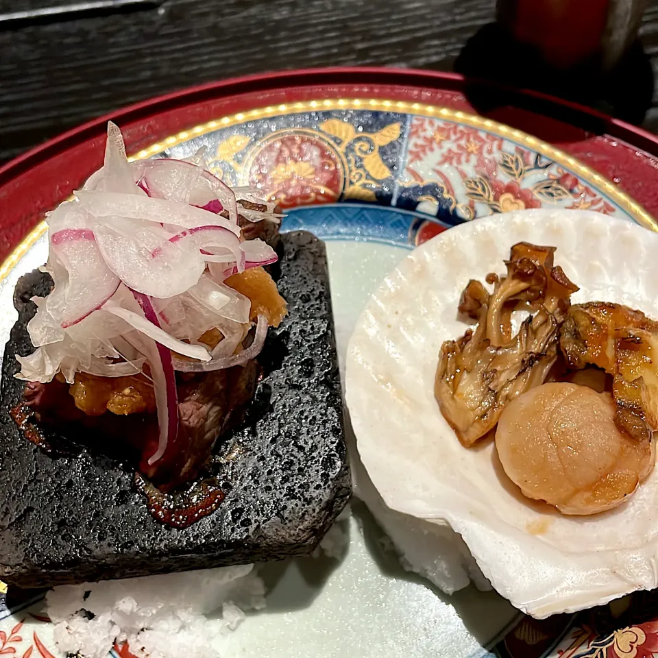 鮑と帆立の牡蠣醤油バター焼と黒牛の富士溶岩ステーキ|Tomoe Kanasashiさん