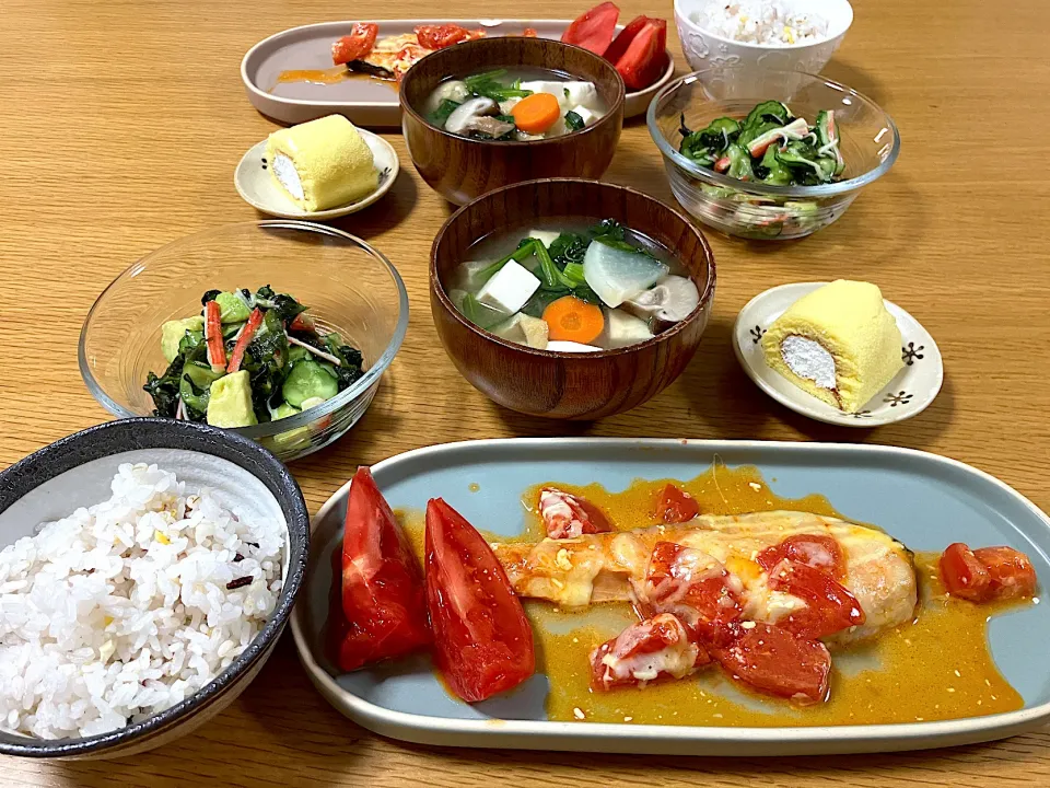 Snapdishの料理写真:＊マヨトマチーズサーモン🐟🍅🧀中華風酢の物🥒🥑具沢山お味噌汁＊|＊抹茶＊さん