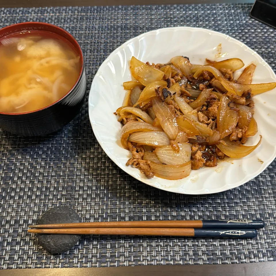 豚肉とタマネギの甘辛炒め・玉葱と油揚げの味噌汁|a-parkさん