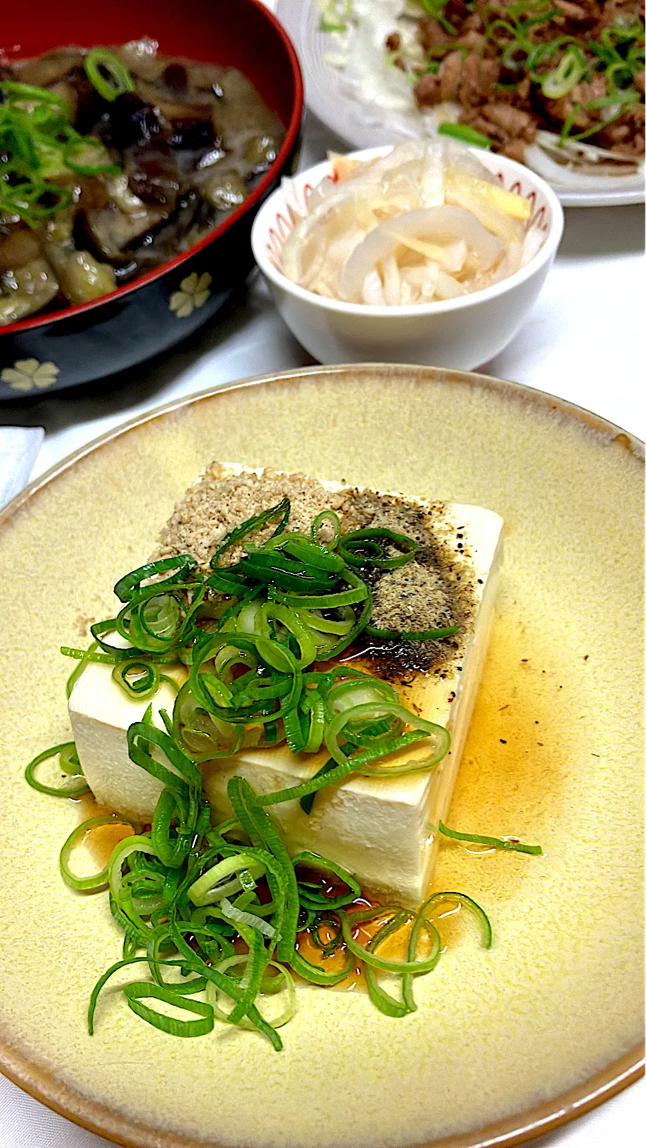 地元の良質な煮干しを粉にした物とすりゴマをたっぷりかけた【冷奴】と腎臓病食の【新玉ねぎ🧅と新生姜🫚の黒酢漬け】|🐈⸒⸒⸒⸒つるのダンス🐈🐾さん