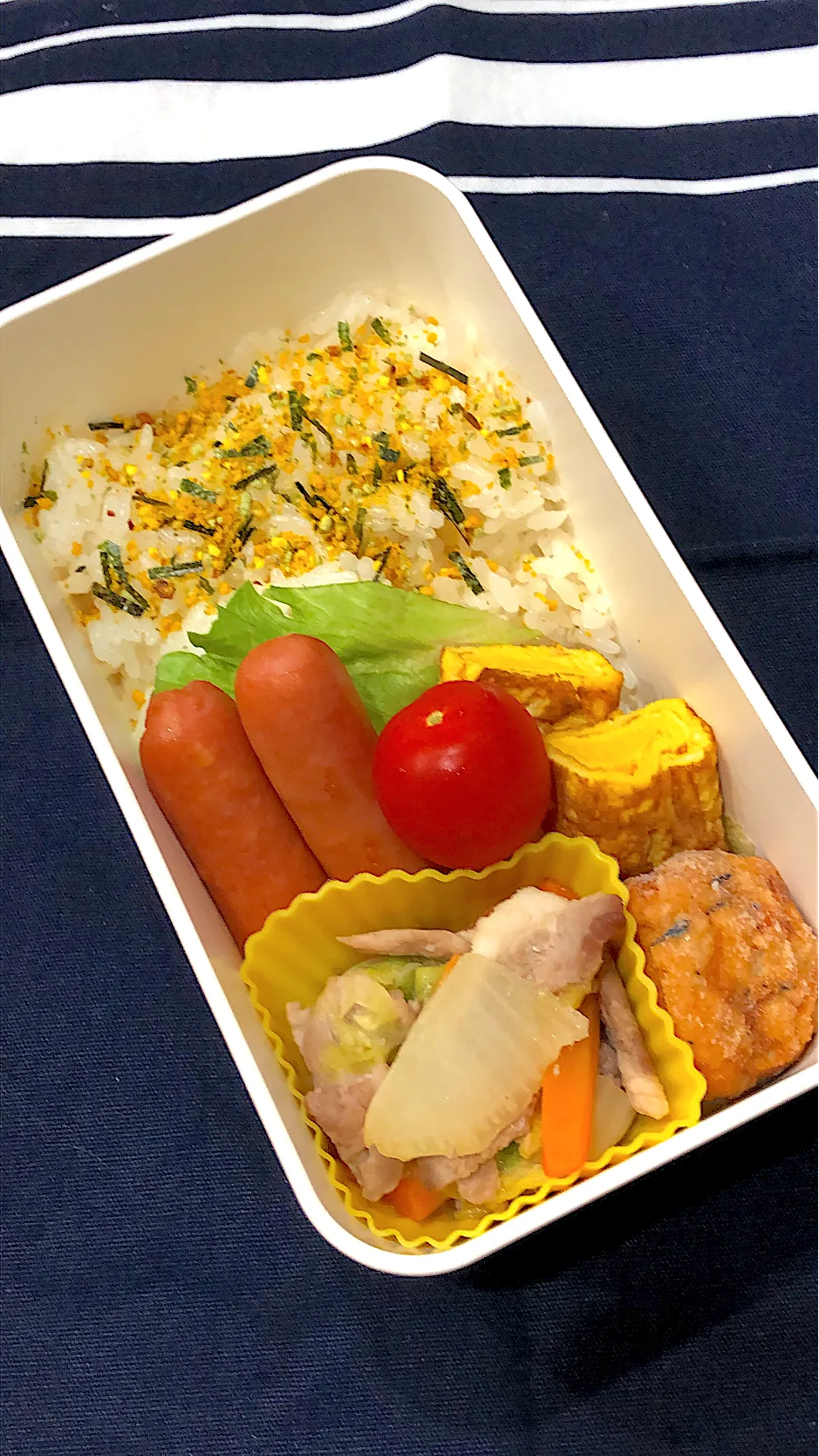 のりたまご飯、たまご焼き、ウインナー、白菜のうま煮、えびとひじきボール、ミニトマト|きらきらさん