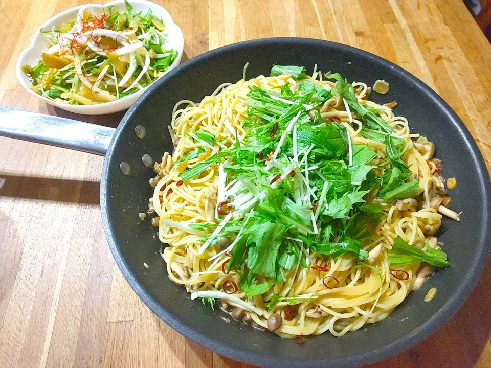 きのこと牡蠣バターのパスタ🍝とザーサイサラダ🥗|puniさん