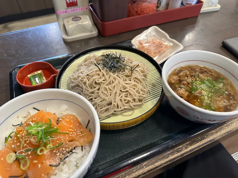 牛肉たっぷりつけそば、サーモン丼|buhizouさん