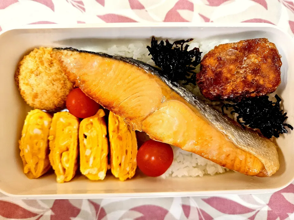 焼き鮭❤️卵焼き❤️旦那さんお弁当❤️|かおるcitronさん