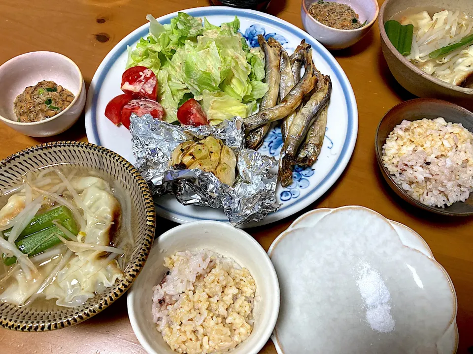 焼きししゃも＊ニンニクのホイル焼き🧄＊野菜サラダ＊焼き餃子🥟のもやしスープ＊エラグ酸➕納豆メカブ＊発芽玄米ご飯|さくたえさん