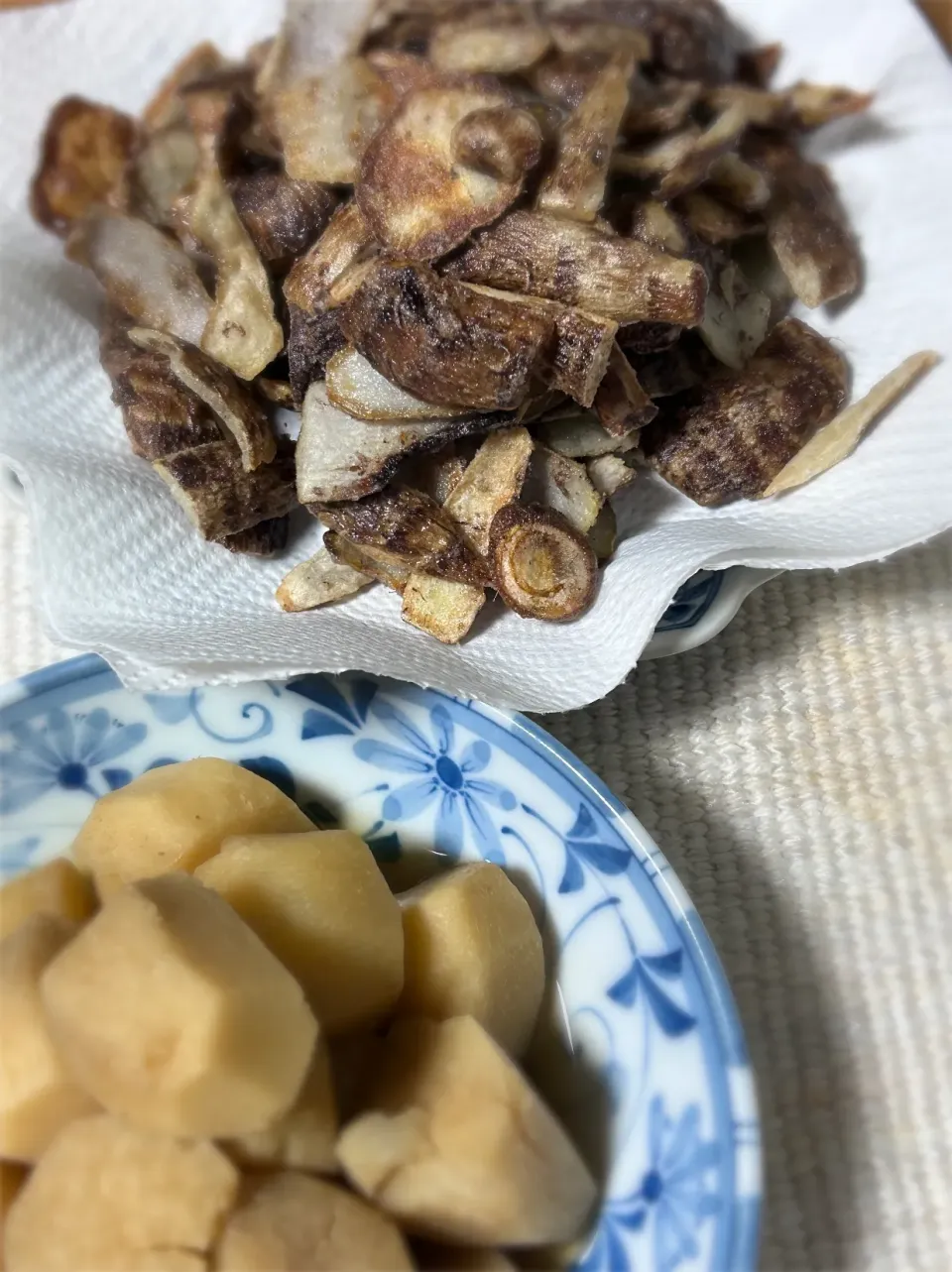 パパ氏さんの料理 パパ氏さんの料理 お約束の…里芋の皮の唐揚げ😋|kiroさん