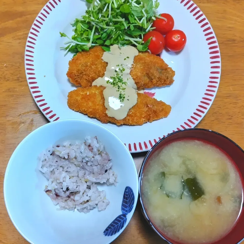 Snapdishの料理写真:2024 0426　アジフライのにんにくソースマヨ　サラダ　なめことわかめのお味噌汁|いもこ。さん