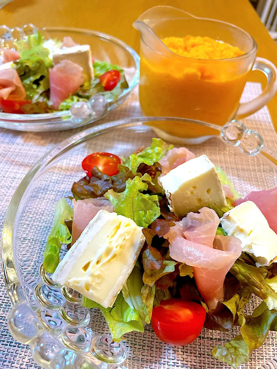 生ハムとブリーチーズのサラダ、にんじんドレッシング🥕で|Mikaさん