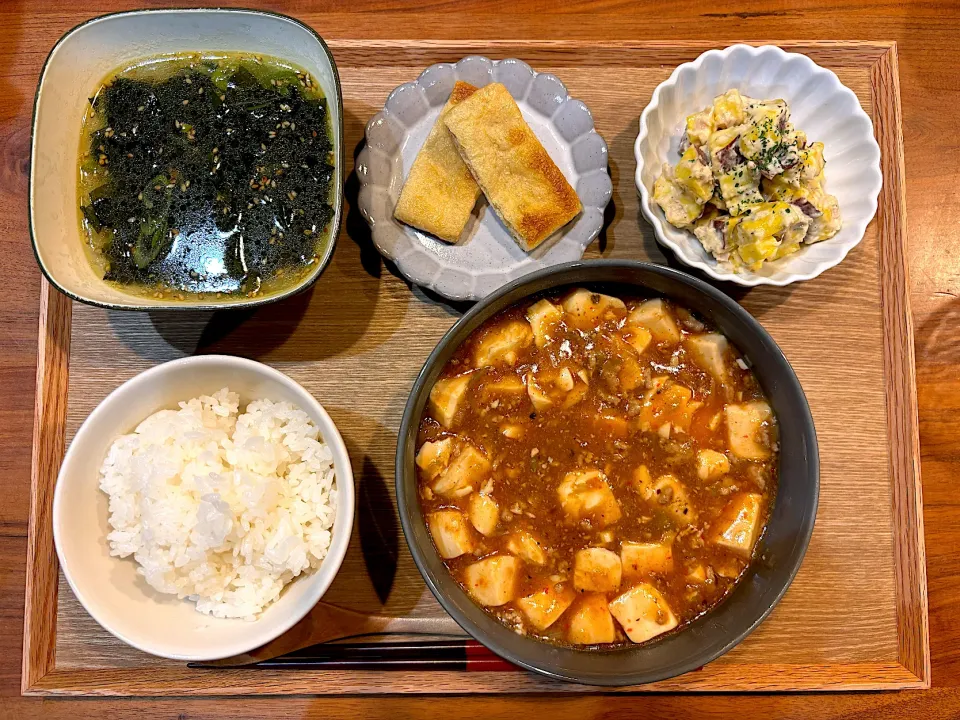 今日の夜ご飯(麻婆豆腐、焼き油揚げ、さつまいもサラダ、ワカメスープ)|cocomikaさん