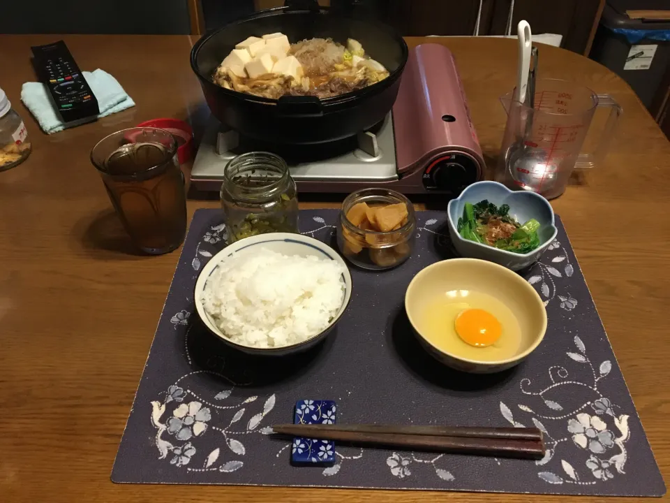 ご飯、南部鉄器の鉄鍋で作ったすき焼き、小松菜のお浸し、ごま高菜漬け、たまり漬け風沢庵、六条麦茶(夕飯)|enarinさん