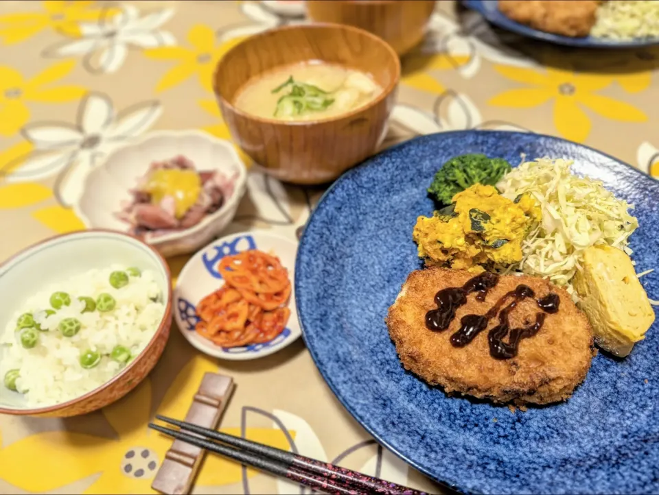 Snapdishの料理写真:今日の夜ごはん☺️
豆ごはん　キャベツミンチカツ　パンプキンサラダ　ホタルイカの酢味噌がけ　れんこんキムチ　玉ねぎと油揚げのお味噌汁

豆ごはんは、塩麹とお酒で味付けしました✨|としちゃんさん