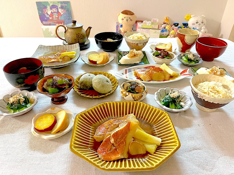 赤魚の煮付、さつま芋とりんごのレモン煮、茄子とピーマンの味噌炒め、あさりの味噌汁🐚|ゆかりさん