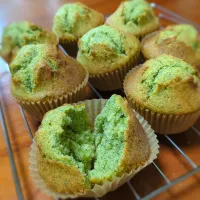 手摘みよもぎのカップケーキ

1個食べても191kcal✨

よもぎを摘んでパウダーにするところからスタート🌿

なんともキレイな緑色に仕上がりました☺
外側はサクっと、中はふんわり❤

よもぎの香りがふわっと香るキメが細かいケーキです。

よもぎには強い抗酸化作用があるので、生活習慣病やガン予防、美肌・若返り効果が期待できます✨