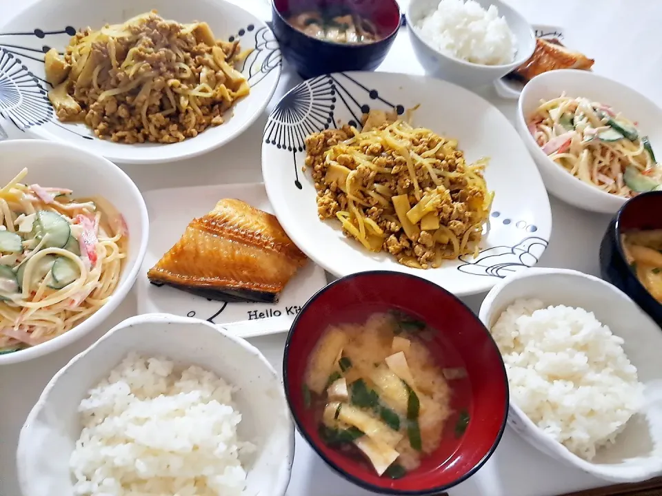 夕食(*ˊ˘ˋ*)
ひき肉ともやしとエリンギカレー炒め
ホッケ焼
サラスパ
おみそ汁(豆腐、油揚げ、小松菜)|プリン☆さん