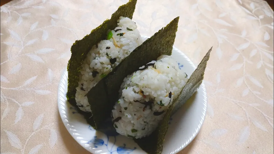 5/8の夜勤弁当
しらすとひじきの混ぜ込みおにぎり🍙|卯月さん