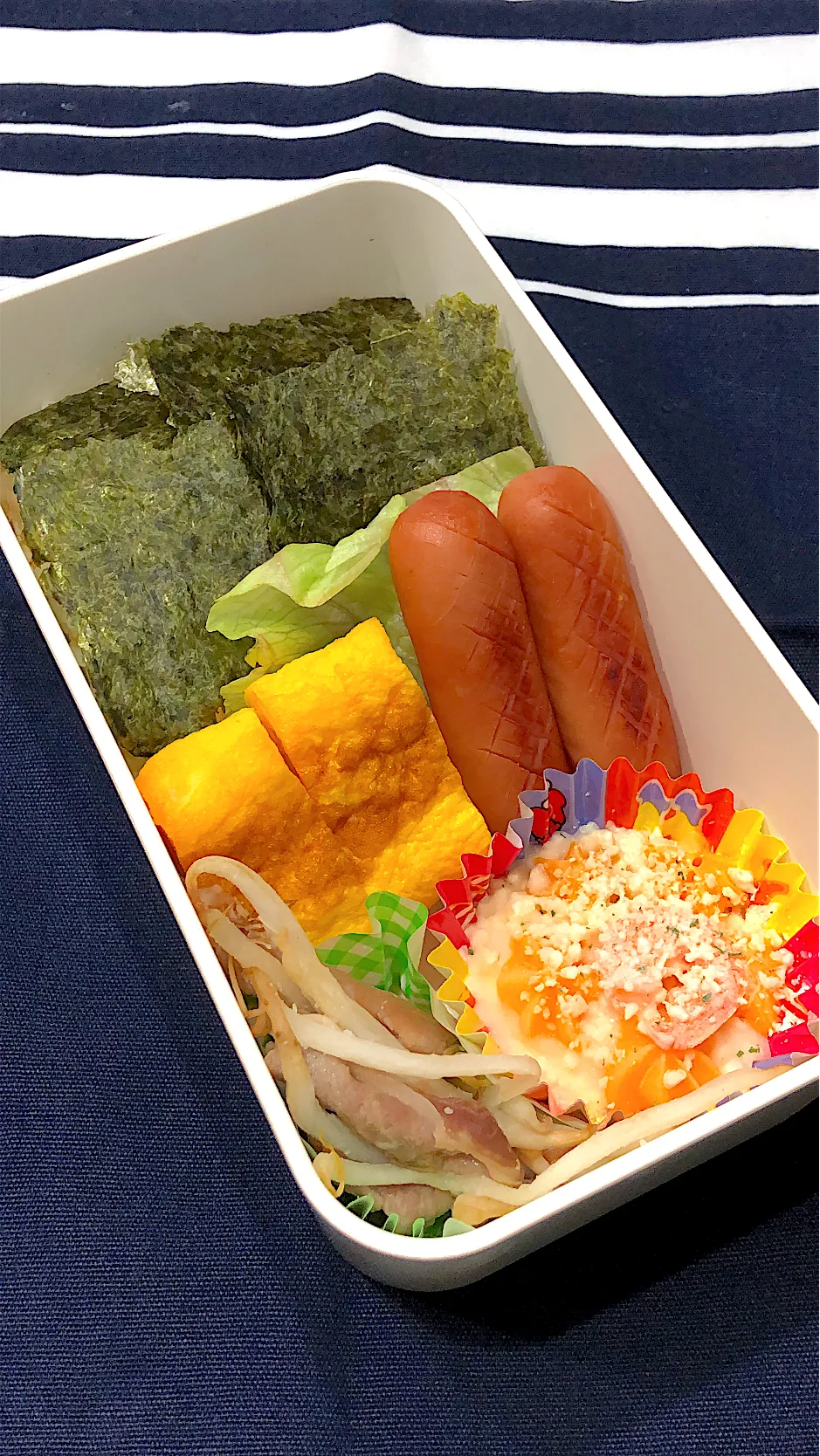 Snapdishの料理写真:のり弁、たまご焼き、ウインナー、もやし豚炒め、エビグラタン|きらきらさん