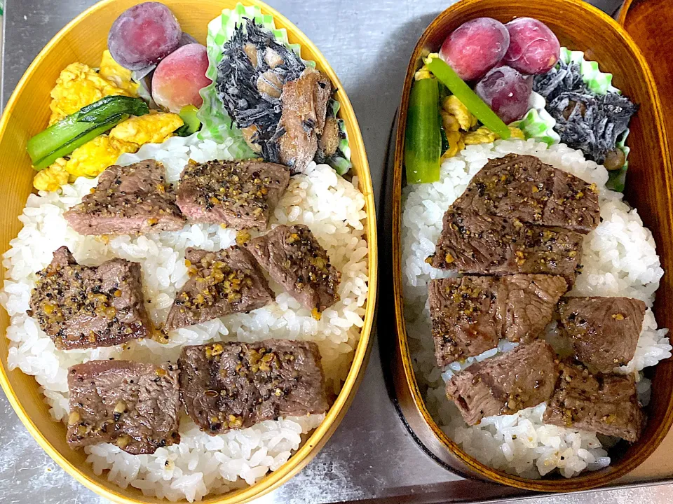 Snapdishの料理写真:ステーキ肉が赤札だったのでステーキ弁当！小松菜と卵のオイスター炒め。冷凍しておいたひじき煮と葡萄|りえはるさん