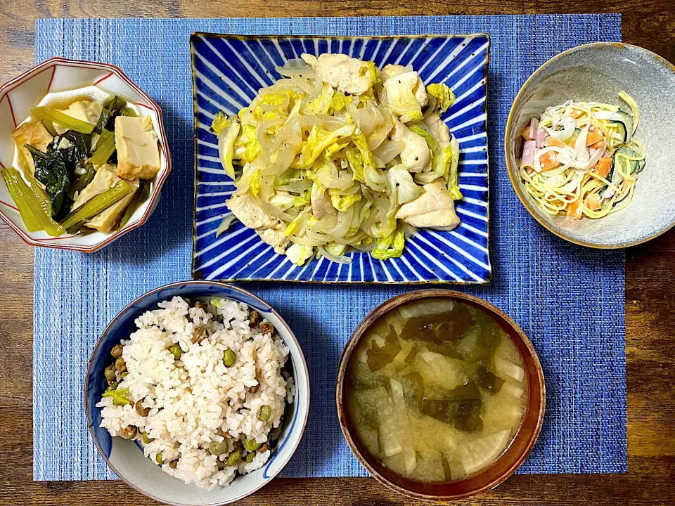 キャベツと胸肉の黒胡椒ガーリック炒め　厚揚げと小松菜の生姜煮　スパサラ　豆ご飯　味噌汁|♡misaki♡さん