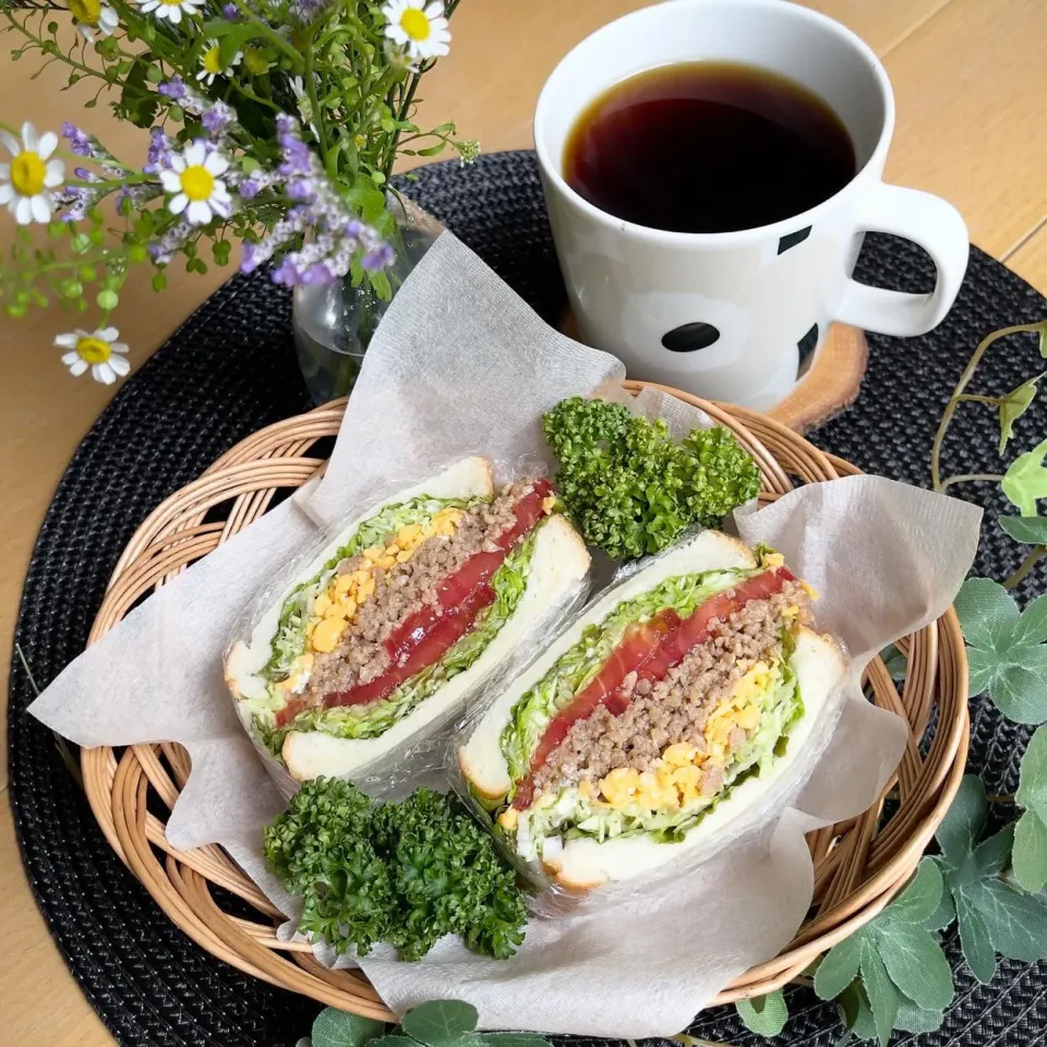 5/9❤︎鶏そぼろとたまごのわんぱくサンド🌱✨
お弁当の残り物で…✨

＊ 輝絹食パン
＊ 鶏そぼろ
＊ たまごそぼろ
＊フリルレタス＊キャベツ＊トマト|Makinsさん