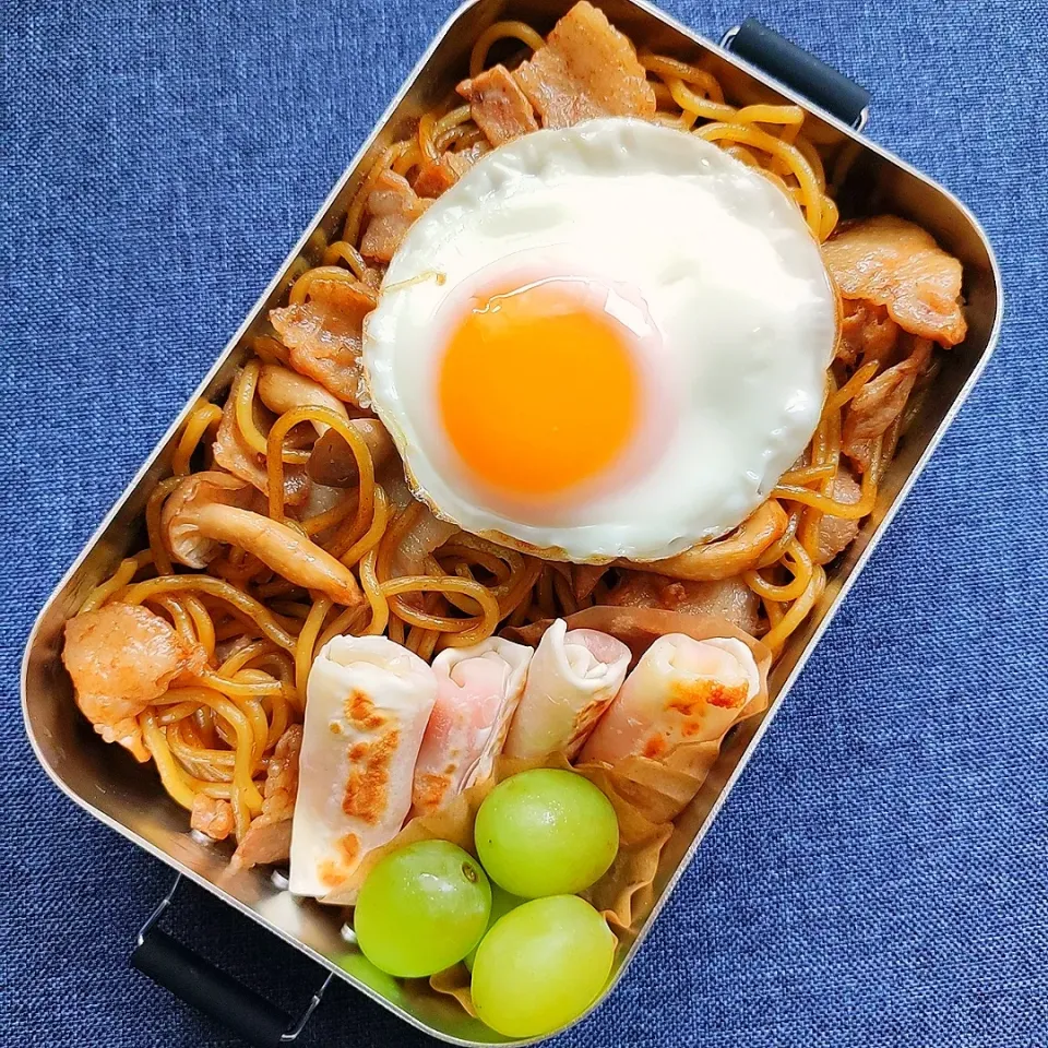 Snapdishの料理写真:5月9日

*焼きそば（目玉焼きつき）
*ハムチーズ餃子
*ぶどう

⋆┈┈┈┈┈┈┈┈┈┈┈┈┈┈┈⋆

初の麺をメインにしたお弁当。
少し油多めにしたものの食べる時ダマにならないのかなぁ…不安:( ;´꒳`;)|mikoさん