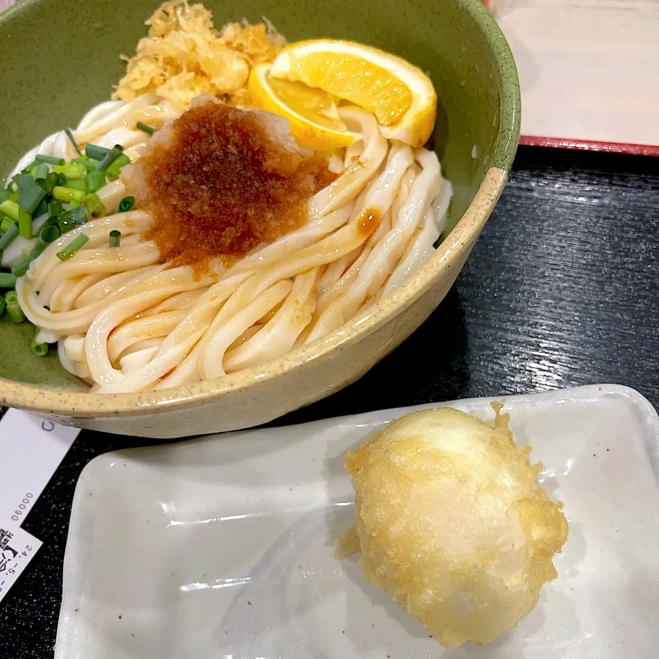 Snapdishの料理写真:醤油うどん＋半熟卵天@TOMBO(新橋)|塩豚骨さん