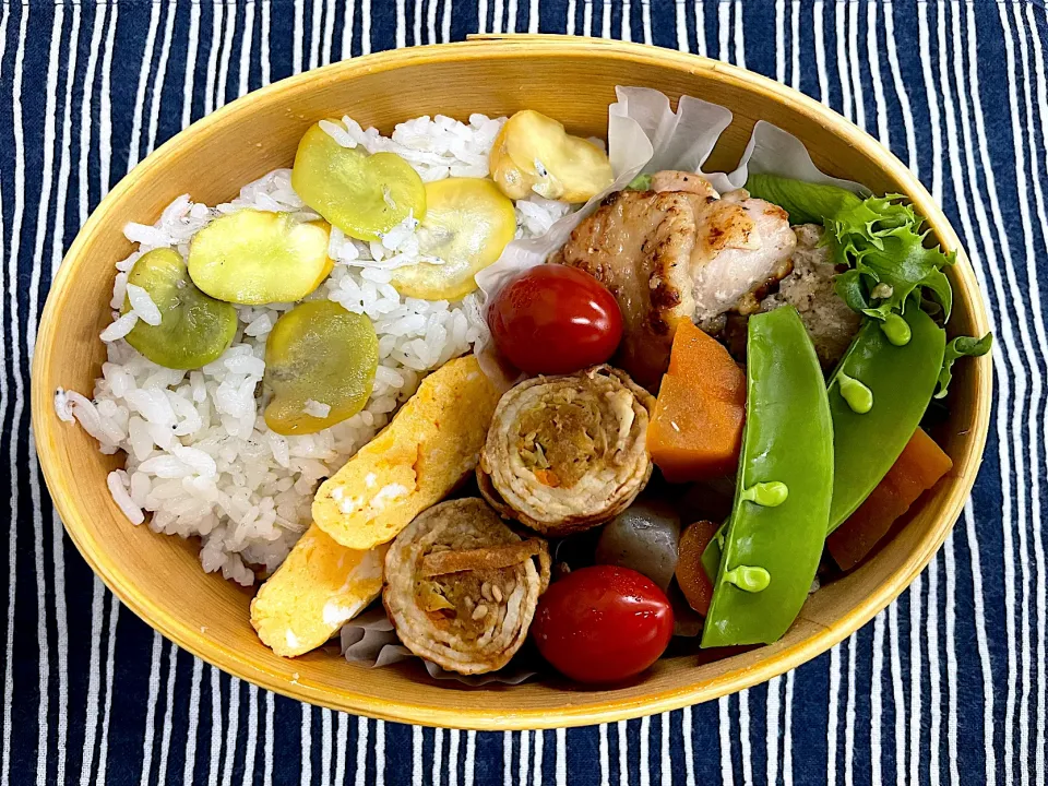 塩麹焼鳥、春キャベツの豚肉巻き、玉子焼き、煮物の豆ご飯🍱|なお🅿️さん