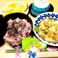 Snapdishの料理写真:お昼。🍀お赤飯とマーボウ豆腐。果物。