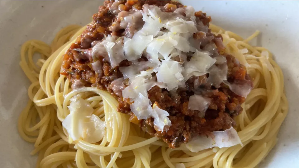 お馴染みミートソースパスタwith フォルマッジョ レモン|リョウマゲさん