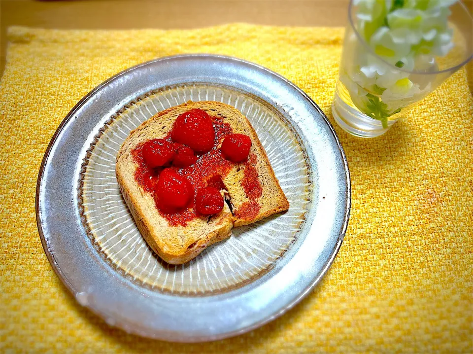 Snapdishの料理写真:大人の苺バルサミコジャム🍓でいちごトースト🍞|1614さん