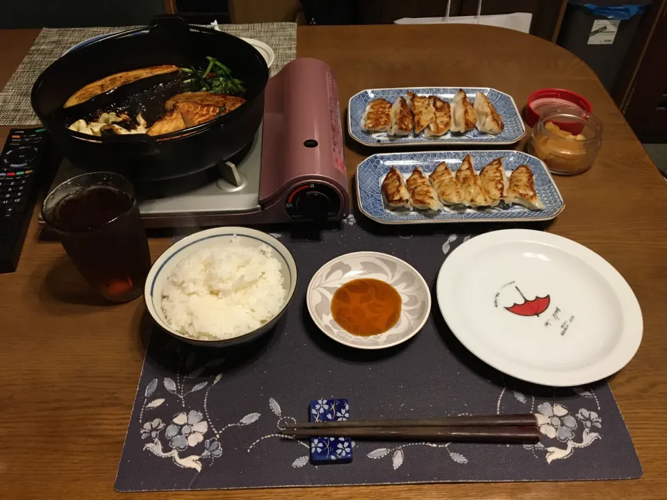 ご飯、南部鉄器の鉄鍋焼き(じゃこ天、絹厚揚げ、なす、キャベツ、ニラ)、焼き餃子、沢庵、烏龍茶(夕飯)|enarinさん