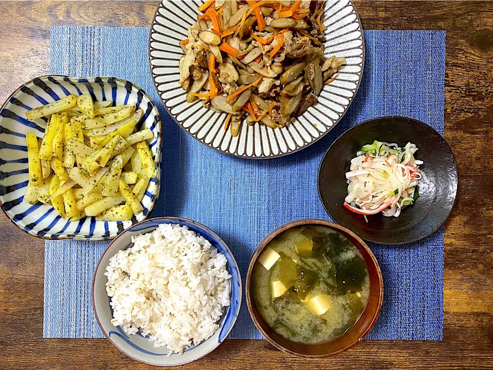 ゴボウ・人参豚肉の甘辛煮　青のり塩ポテト　カニカマと大根・きゅうりナムル　麦ご飯　味噌汁|♡misaki♡さん