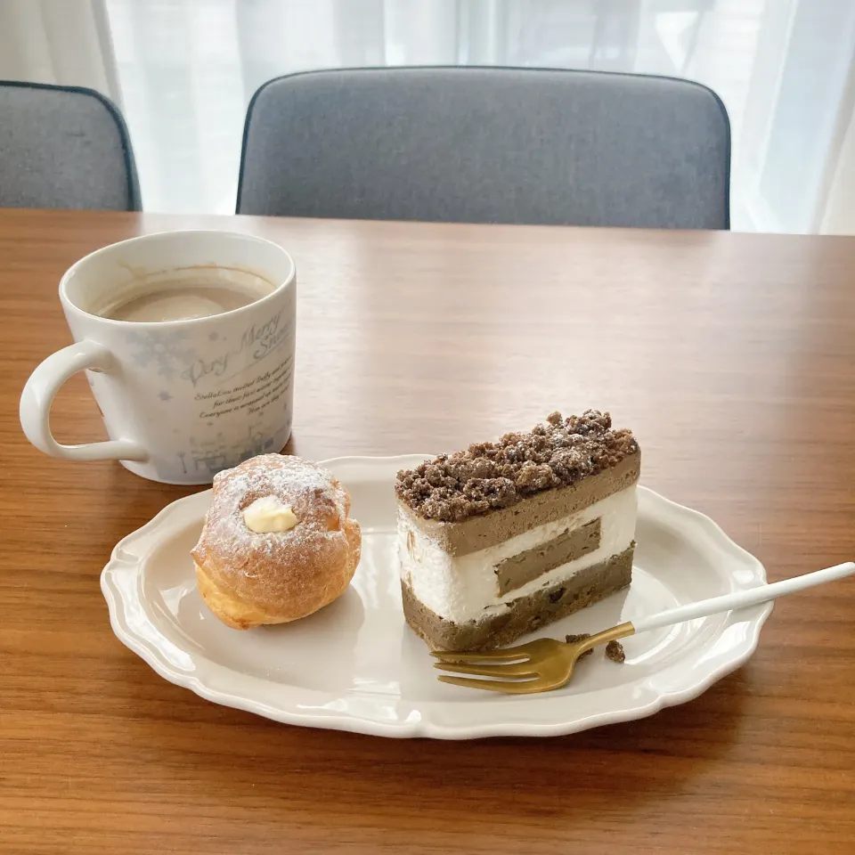 Snapdishの料理写真:ほうじ茶のムースケーキとシュークリーム|ちゃみこさん