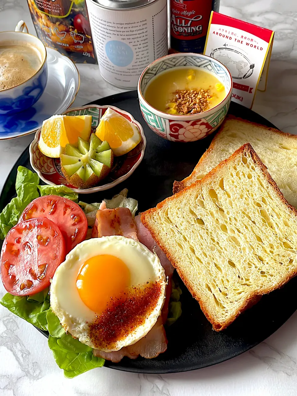 型焼きクロワッサン 🥐とスパイシーベーコンエッグの朝ごはん|とんちんさん