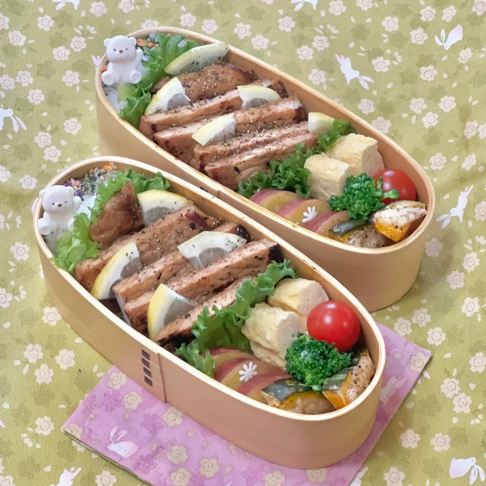 豚ロース厚切りオイスターソテー☘️ の双子ちゃんお弁当💙🩷　4/10金|sweet homeさん