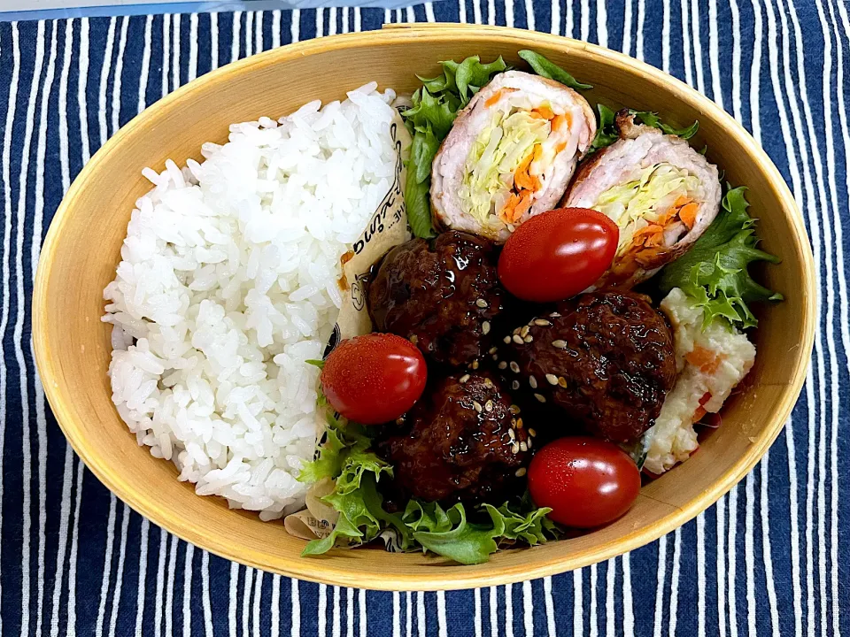 Snapdishの料理写真:春キャベツの豚肉巻、肉団子、ポテサラ🍱|なお🅿️さん