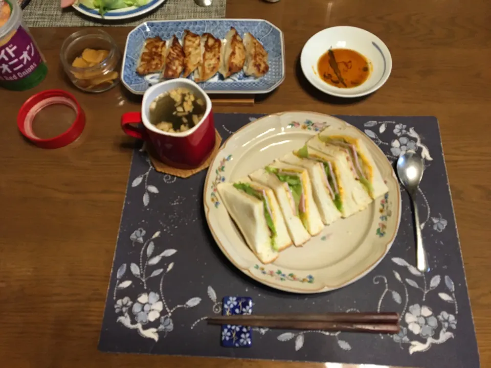 Snapdishの料理写真:ホットサンドイッチ、焼き餃子、沢庵、ワカメ＆揚げニンニク＆揚げ玉ねぎ入りタマネギスープ(昼飯)|enarinさん