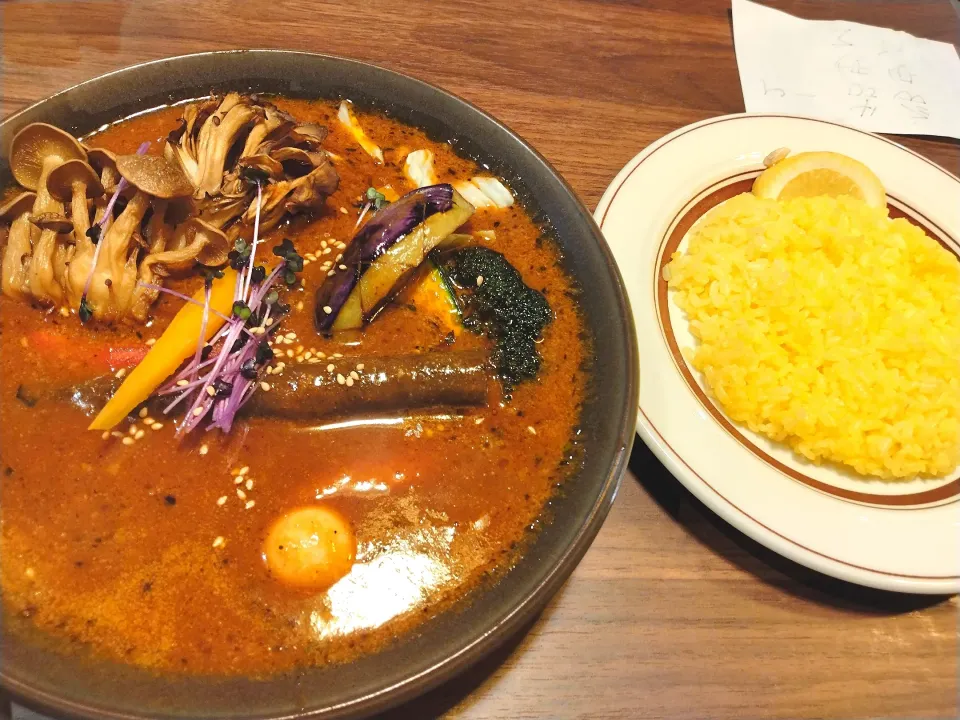 Snapdishの料理写真:地元のスープカレーのお店
ベジベジカレー　野菜が沢山入ってる🤤　芋　人参　キャベツ　ブロッコリー　うずら卵　れんこん　茄子　　カボチャ　オクラ　パプリカ　ごぼう　舞茸　しめじ　ヤングコーン
|さゆさん