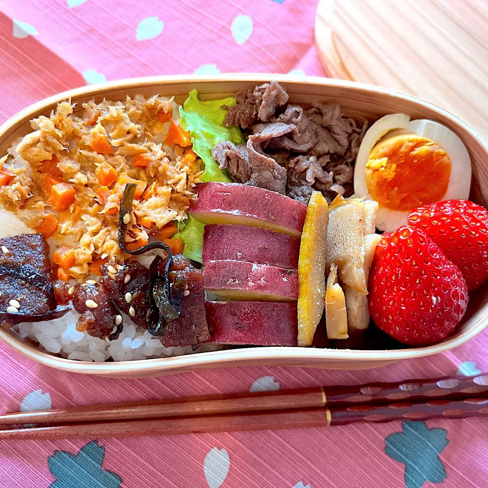 にんじんツナおぼろとさつま芋の甘煮弁当|にこりこぷりんさん