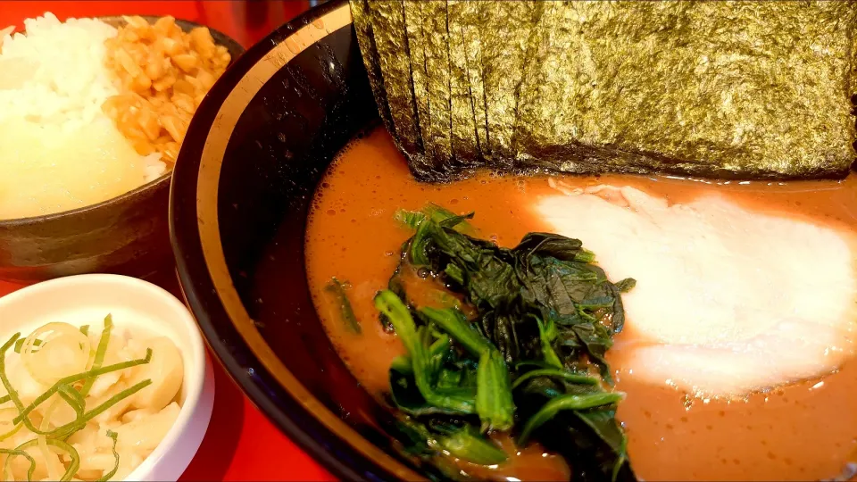 【2023年10月創業】 
横濱家系ラーメン 野中家 
ミニラーメン (750円、 
麺やわらかめ/味うすめ/油少なめ) 
＋のり (5枚、100円) 
＋ライス2杯 (食い放題、100円) 
＋生にんにく塩糀漬け(限定、無料)
＠大塚4分 
(JR池袋駅から徒歩24分)
24115 (123,398)|大脇さん